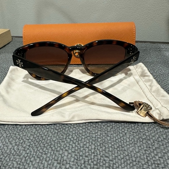 Tory Burch Tortoise Sunglasses with case and drawstring pouch - Picture 3 of 9